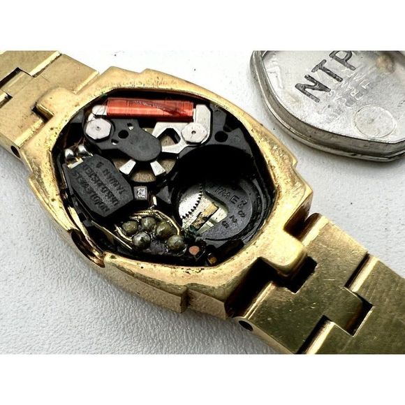 Timex Q Quartz K Cell Push Button Crown Vintage Ladies Gold Tone Watch - Picture 5 of 6